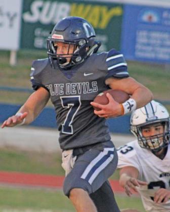 Adden Zanghi evades a bulldogs grasp.