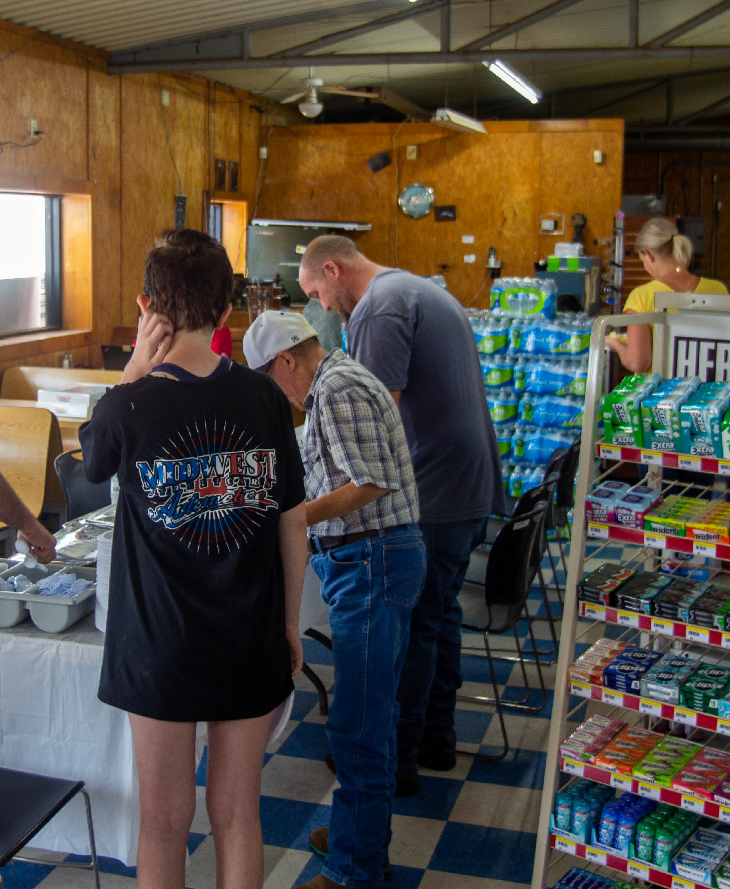 Customers line up to enjoy the free food offered at the Plaza’s grand opening. PHOTO BY HECTOR LUCAS