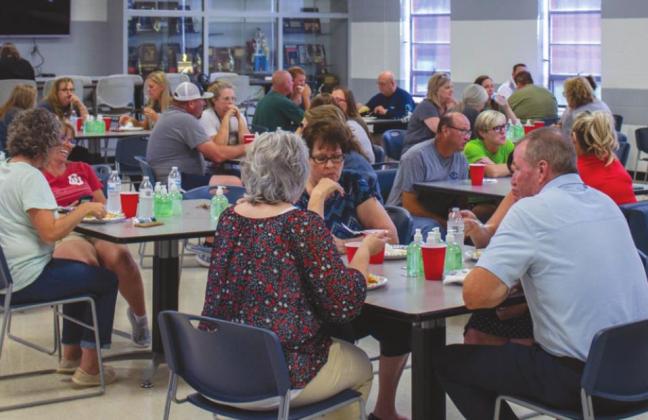 Cordell Schools’ faculty sit down to enjoy their meal. PHOTO BY HECTOR LUCAS