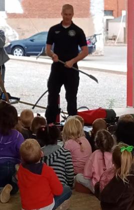 Fire Chief Seth Slaughterback speaks with Cordell Elementary students.PHOTO BY HEATHER FLORES