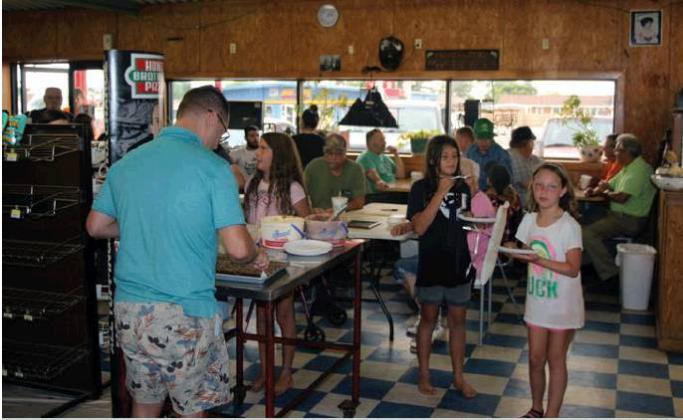 Customers gather at Erv’s Quik-Serv on its last day in business, Friday, July 26, 2019. Bob Henline | The Cordell Beacon